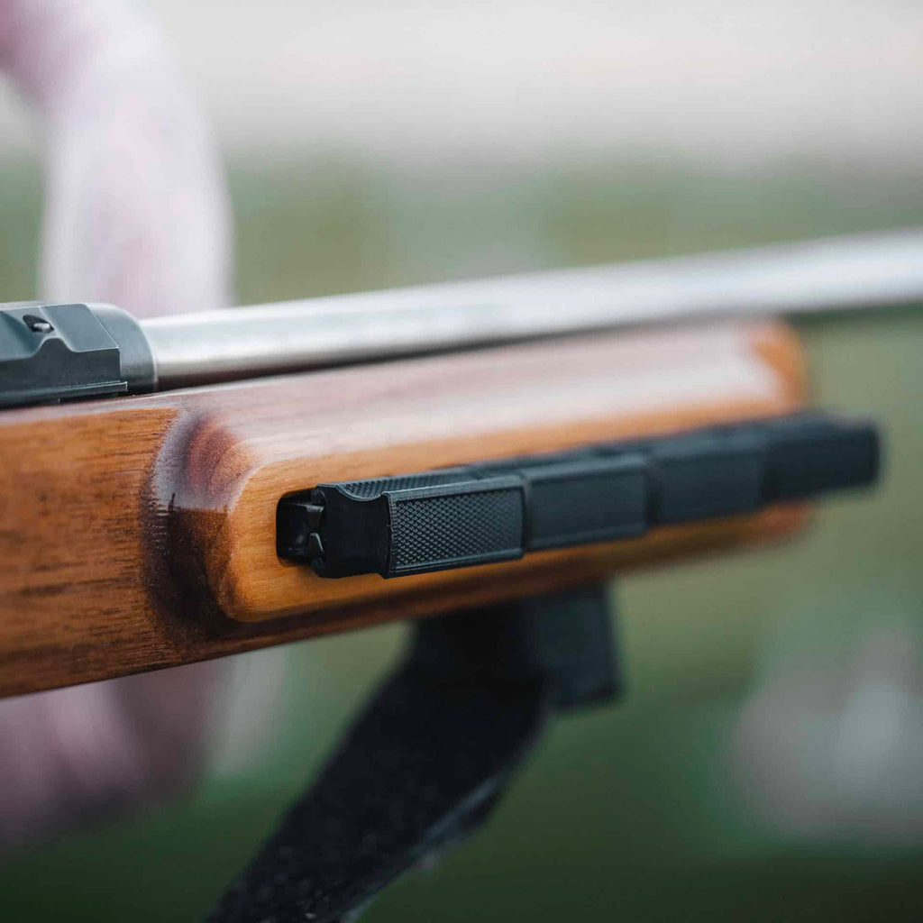 Magazine floor plate for Anschutz 1827F biathlon short magazines, in a biathlon rifle